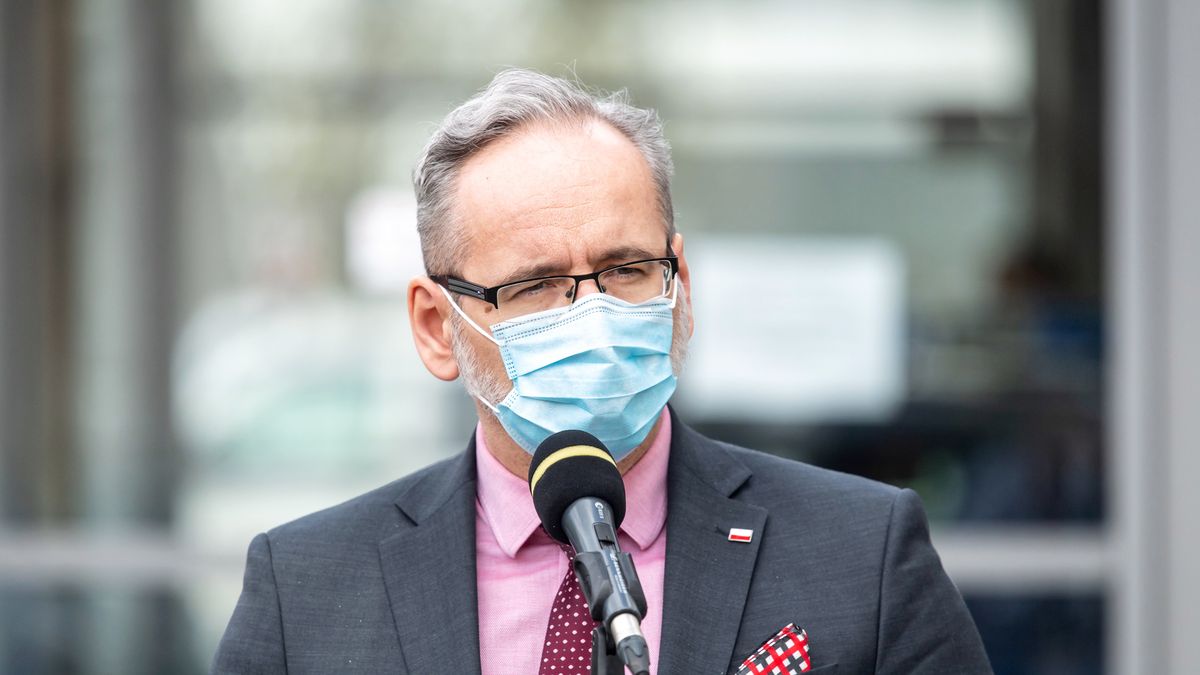 Bydgoszcz, 06.05.2021. Minister Zdrowia Adam Niedzielski podczas briefingu prasowego przed budynkiem Kliniki Psychiatrii Szpitala Uniwersyteckiego nr 1 im. dr. Jurasza w Bydgoszczy, 6 bm. Temat spotkania: Psychiatria i psychologia dziecięca. (tż/amb) PAP/Tytus Żmijewski