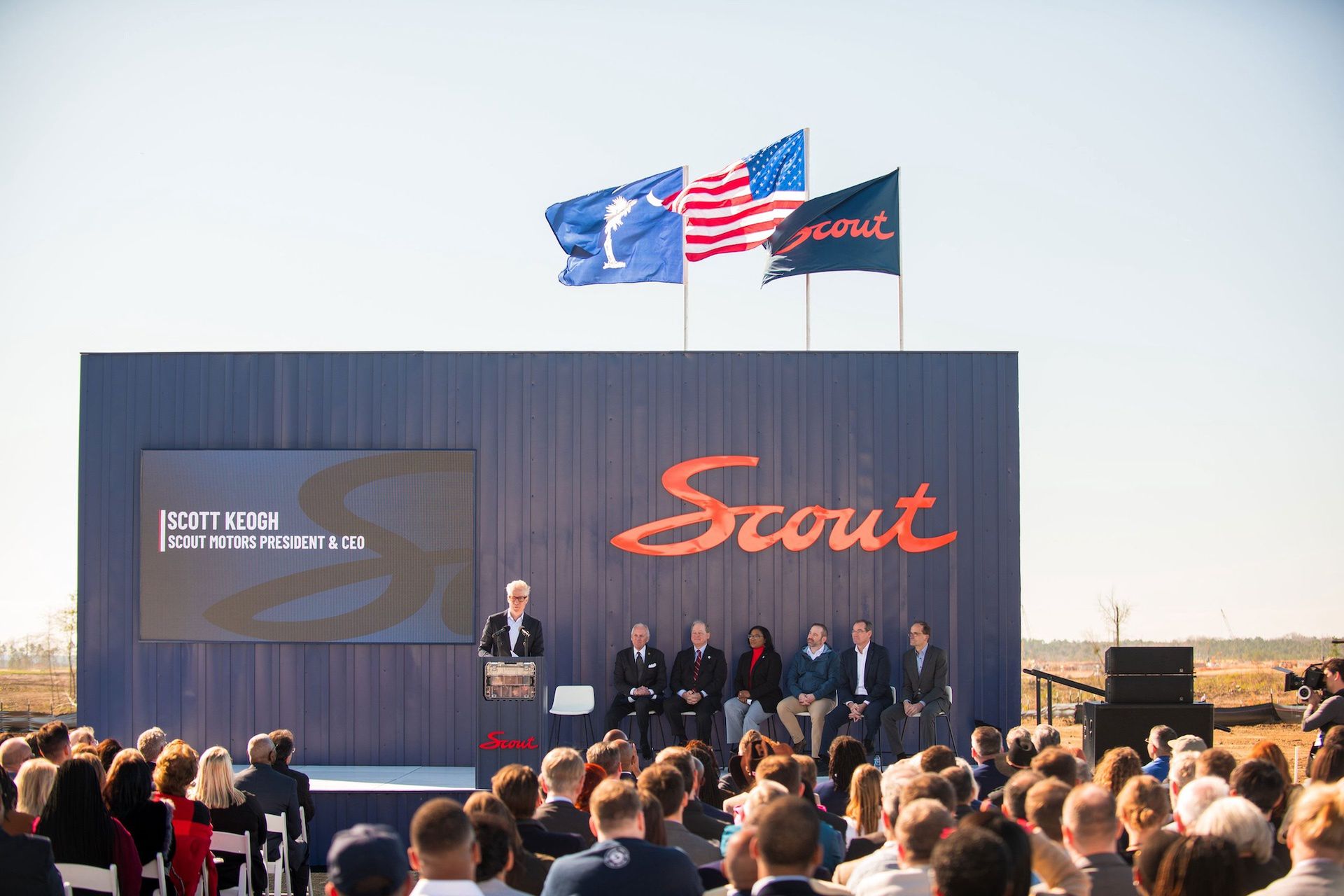 Scott Keogh przemawia podczas rozpoczęcia budowy fabryki Scouta