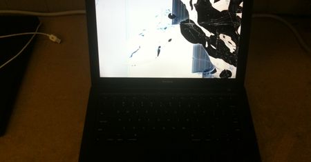 Krótka historia MacBooka, którego przejechał samochód