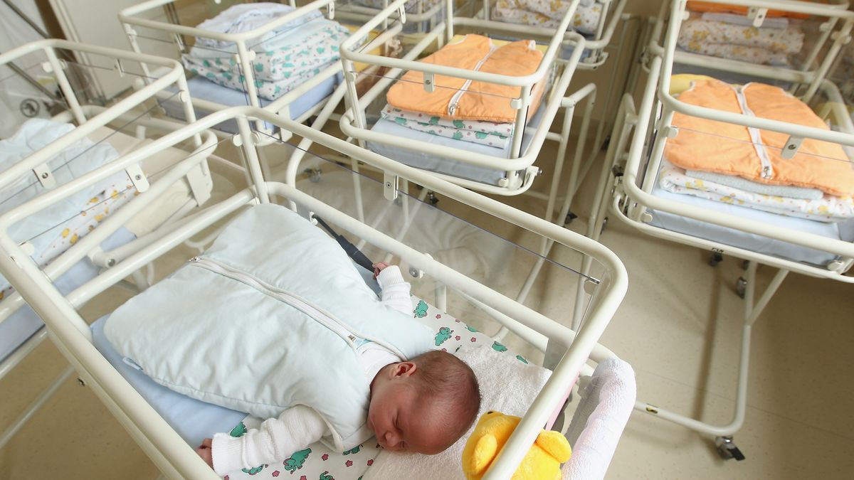 Germany Has Europe's Lowest Birth Rate
UNDISCLOSED, GERMANY - AUGUST 12:  A 4-day-old newborn baby, who has been placed among empty baby beds by the photographer, lies in a baby bed in the maternity ward of a hospital (a spokesperson for the hospital asked that the hospital not be named) on August 12, 2011 in a city in the east German state of Brandenburg, Germany. According to data released by Eurostat last week Germany, with 8.3 births per 1,000 people, has the lowest birth rate in all of Europe. Eastern Germany, which not only suffers from a low birth rate, also has a declining population due to young people moving away because of high unemployment in the region. Europe as a whole suffers from a low birth rate and a growing elderly population.  (Photo by Sean Gallup/Getty Images)
Sean Gallup
Einwohner, Geburtenrate, Kind, Kinder, Social Issues, birthrate