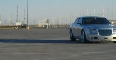 Chrysler 300C z 8,3-litrowym silnikiem V10 z Vipera?! [wideo]