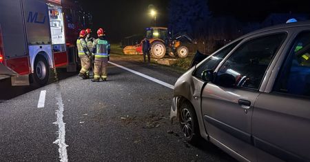 Nastolatka ranna po zderzeniu samochodu z ciągnikiem w Obręcznej [zdjęcia]