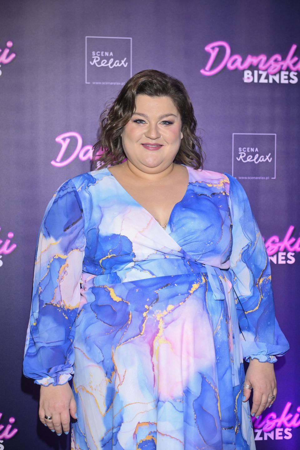 Dominika Gwit pozuje na premierze spektaklu