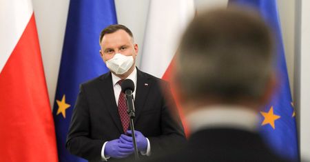 Koronawirus w Polsce. Rządzący w maseczkowej awangardzie