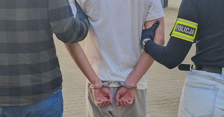 "Kurier po lek dla chorej córki" – seniorce ukradziono torbę z pieniędzmi i biżuterią. Dwóch oszustów aresztowanych
