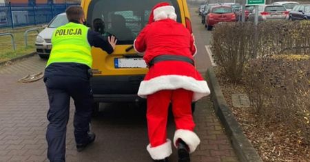 Auto odmówiło posłuszeństwa. Z pomocą przybyła policja z Gwiazdorem