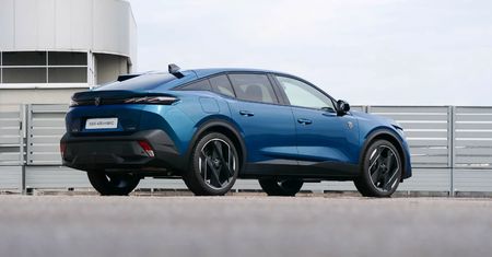 Peugeoty 3008 i 5008 zyskają nowe hybrydy, a 408 wersję na prąd