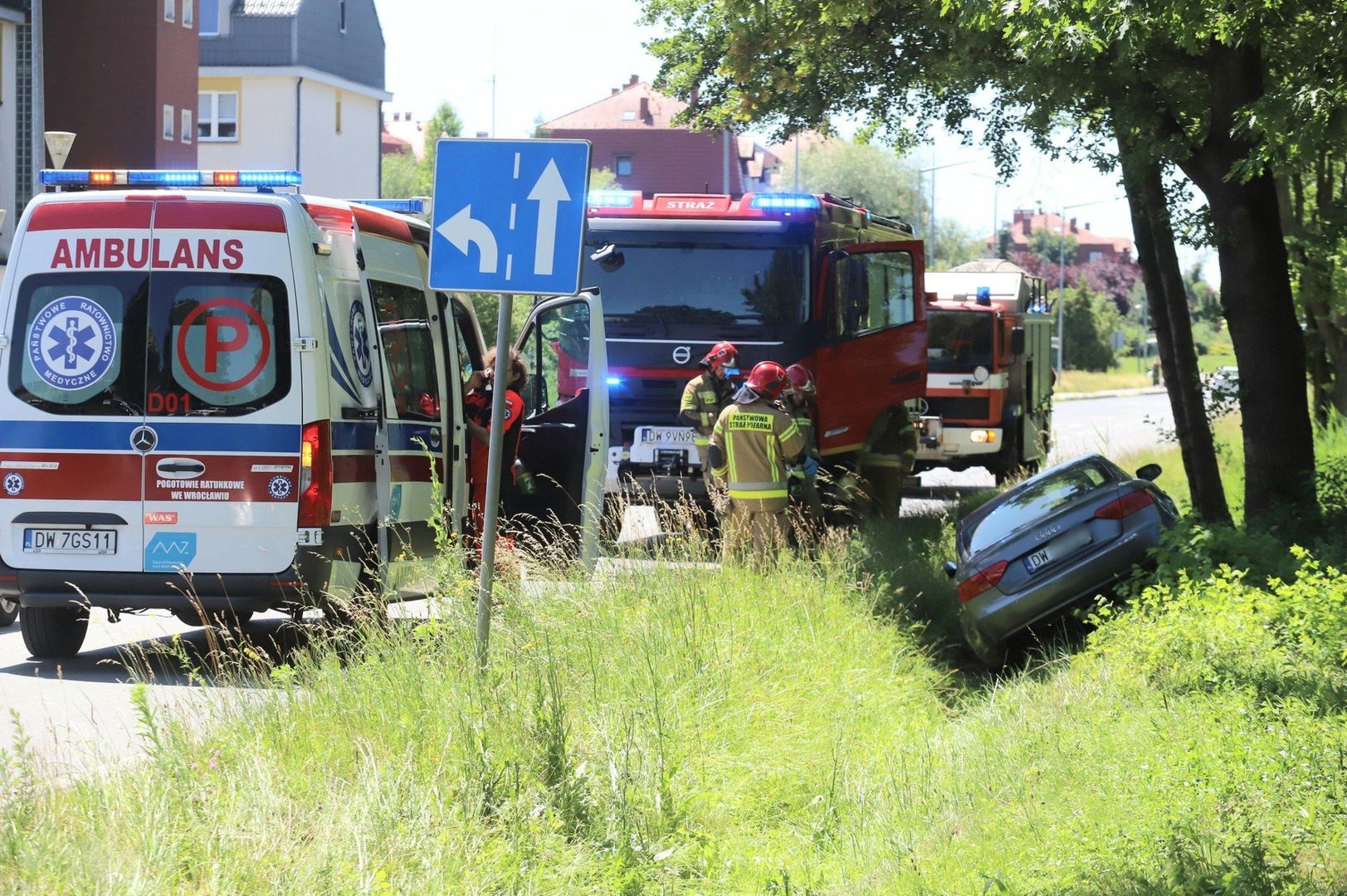 Samochód wylądował w rowie