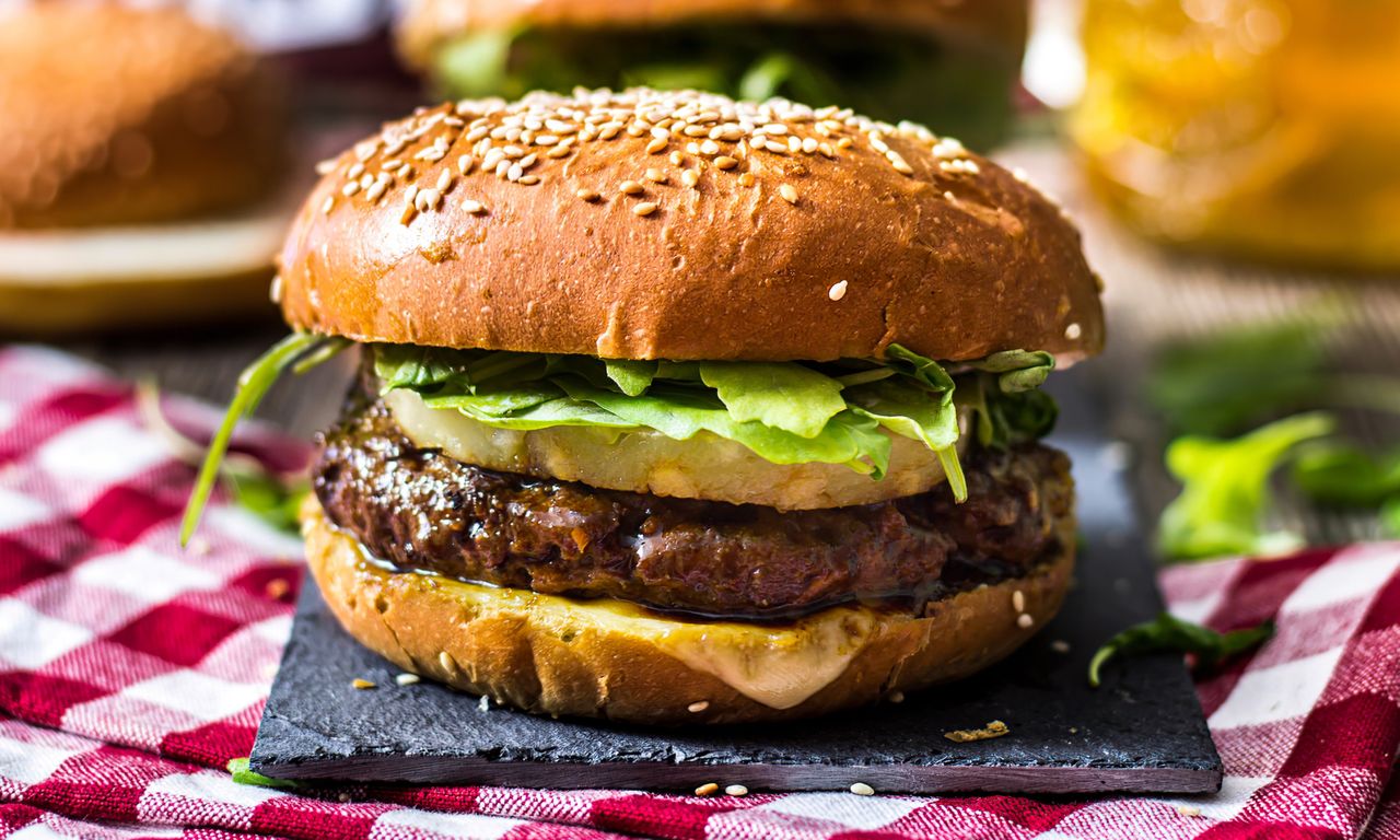 Hamburger wołowy z ostrym sosem remoulade