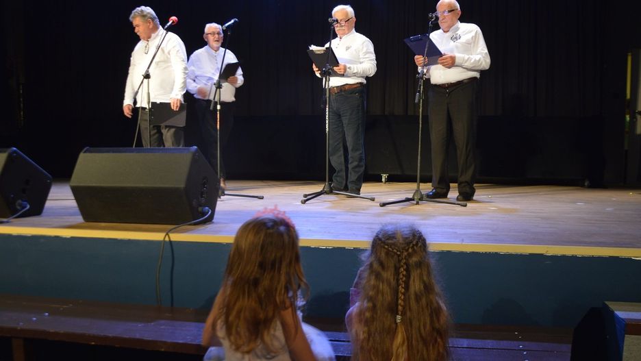 W suchedniowskim święcie seniorów wzięły udział trzy pokolenia mieszkańców. Na fotografii - wnuki oglądają występ dziadków.