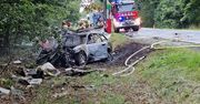 Brzezinka: Samochód uderzył w przystanek i stanął w ogniu. Nie żyje jedna osoba
