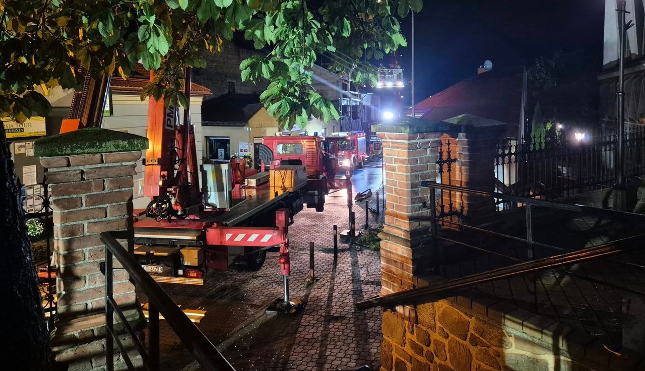 Dramat w Małopolsce. W środku było 500 osób. Księża ogłaszają