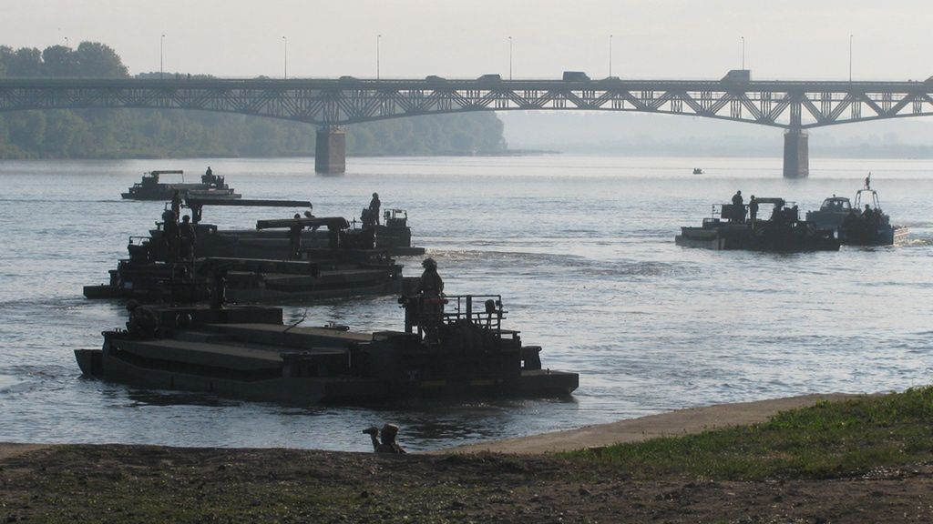 M3 maneuvering on the Vistula before connecting into one bridge