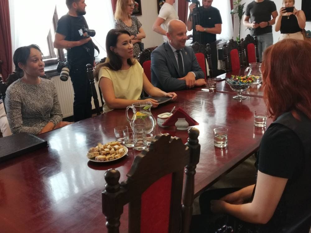 Prezydent Konrad Fijołek osobiście wręczył stypendia twórcze wyłonionym przez komisję konkursową stypendystą.