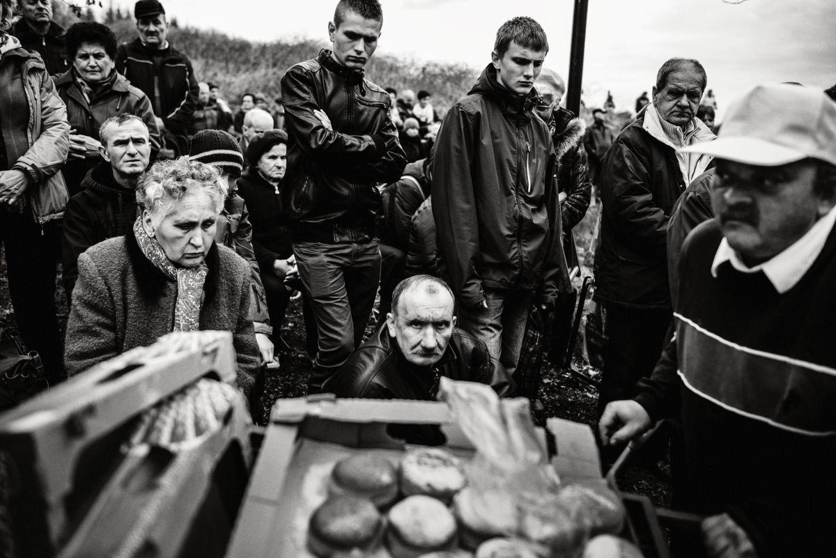 I miejsce w kategorii Ludzie. Kalwaria Zebrzydowska. Jak co roku tysiące ludzi wzięło udział w celebracji Wielkiego Tygodnia. Trudno o uśmiech na twarzy, gdy osoba wierząca uczestniczy w misterium Męki Pańskiej, zwłaszcza tak realistycznym jak to. Sprzedawcy pączków i waty cukrowej liczą, że zasmuceni widokiem cierpienia ludzie chętniej skorzystają z ich słodkiej oferty.