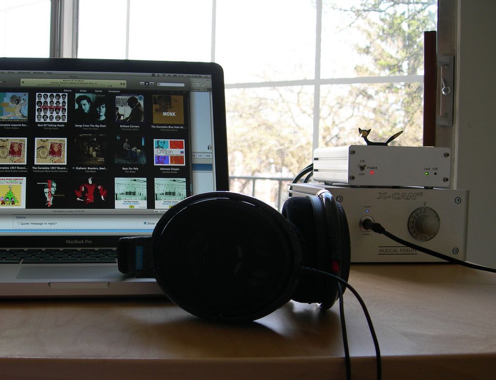 Home headphone computer rig (fot. na lic. CC; Flickr.com/by paulgorman)