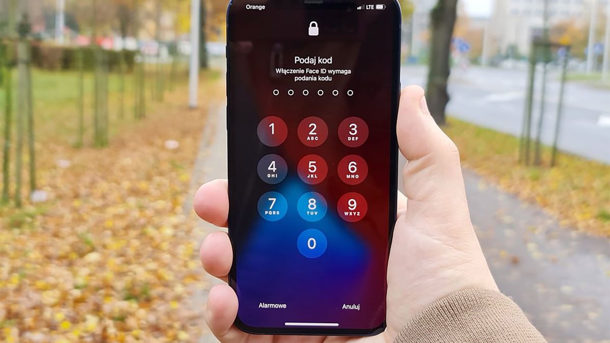 iPhone 12 w trybie blokady ekranu.