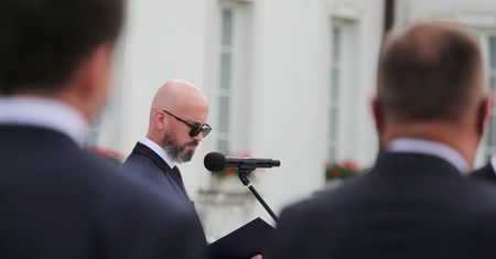 Odmówił podpisania dymisji? Szef CBA "kłopotem dla nowej władzy"