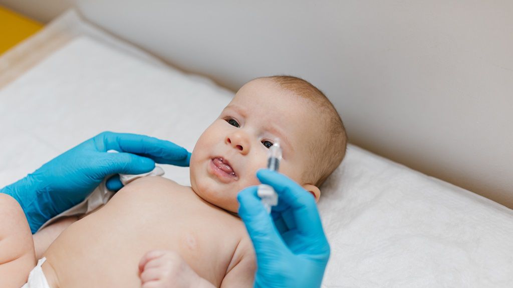 Zabiegi okołoporodowe to między innymi szczepienia ochronne noworodków