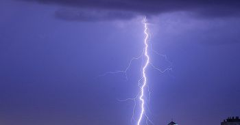 Uważajcie na burze! Meteorolodzy ostrzegają. Alert dla Legnicy obowiązuje od 12.00 do 21.00 w sobotę
