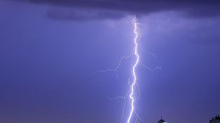 Uważajcie na burze! Meteorolodzy ostrzegają. Alert dla Legnicy obowiązuje od 12.00 do 21.00 w sobotę