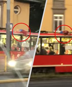 Jechał na dachu tramwaju. Policja bada sprawę