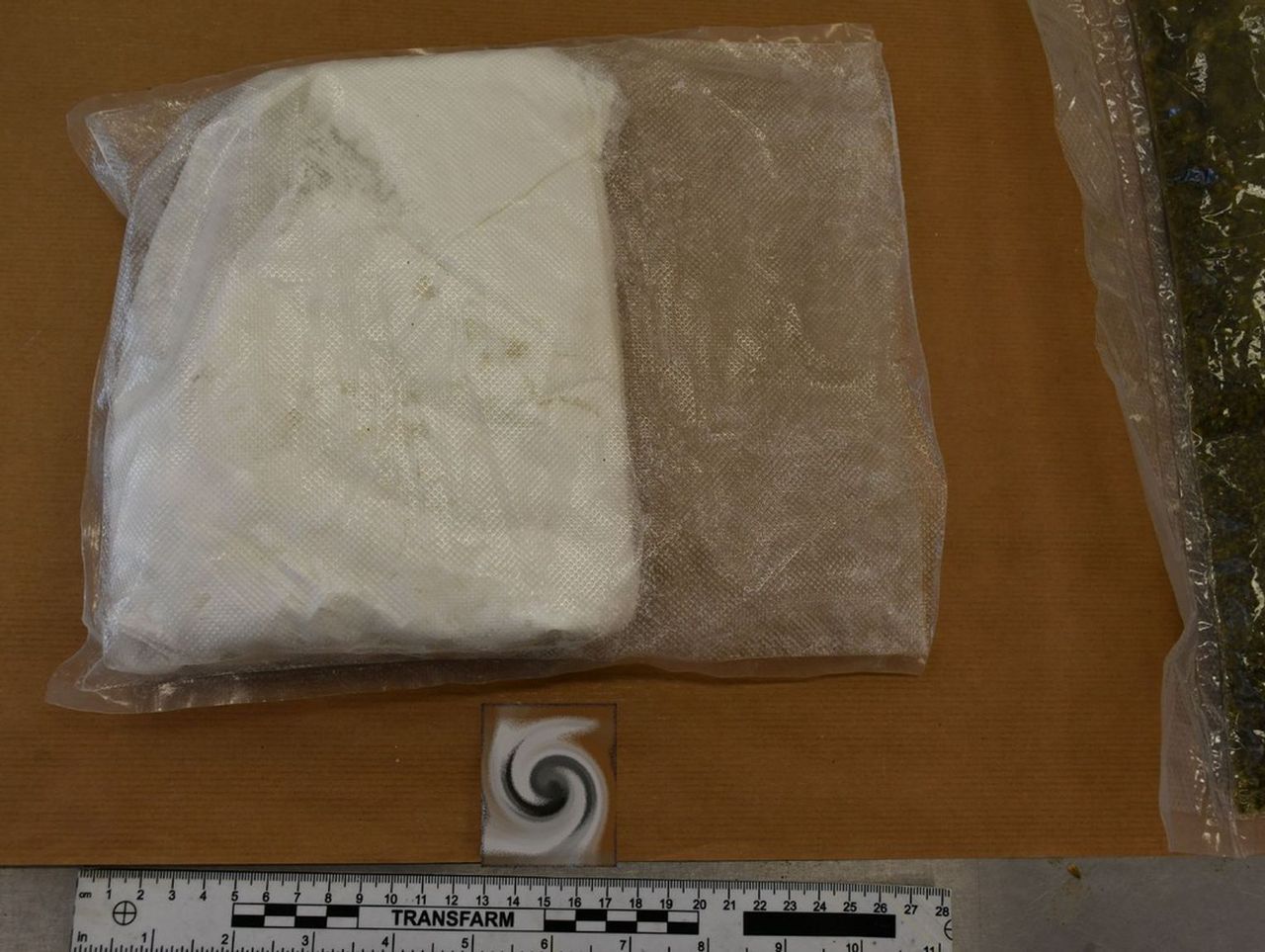 Koszalin: Diler-recydywista miał ponad kilogram narkotyków w mieszkaniu. 34-latek tymczasowo aresztowany