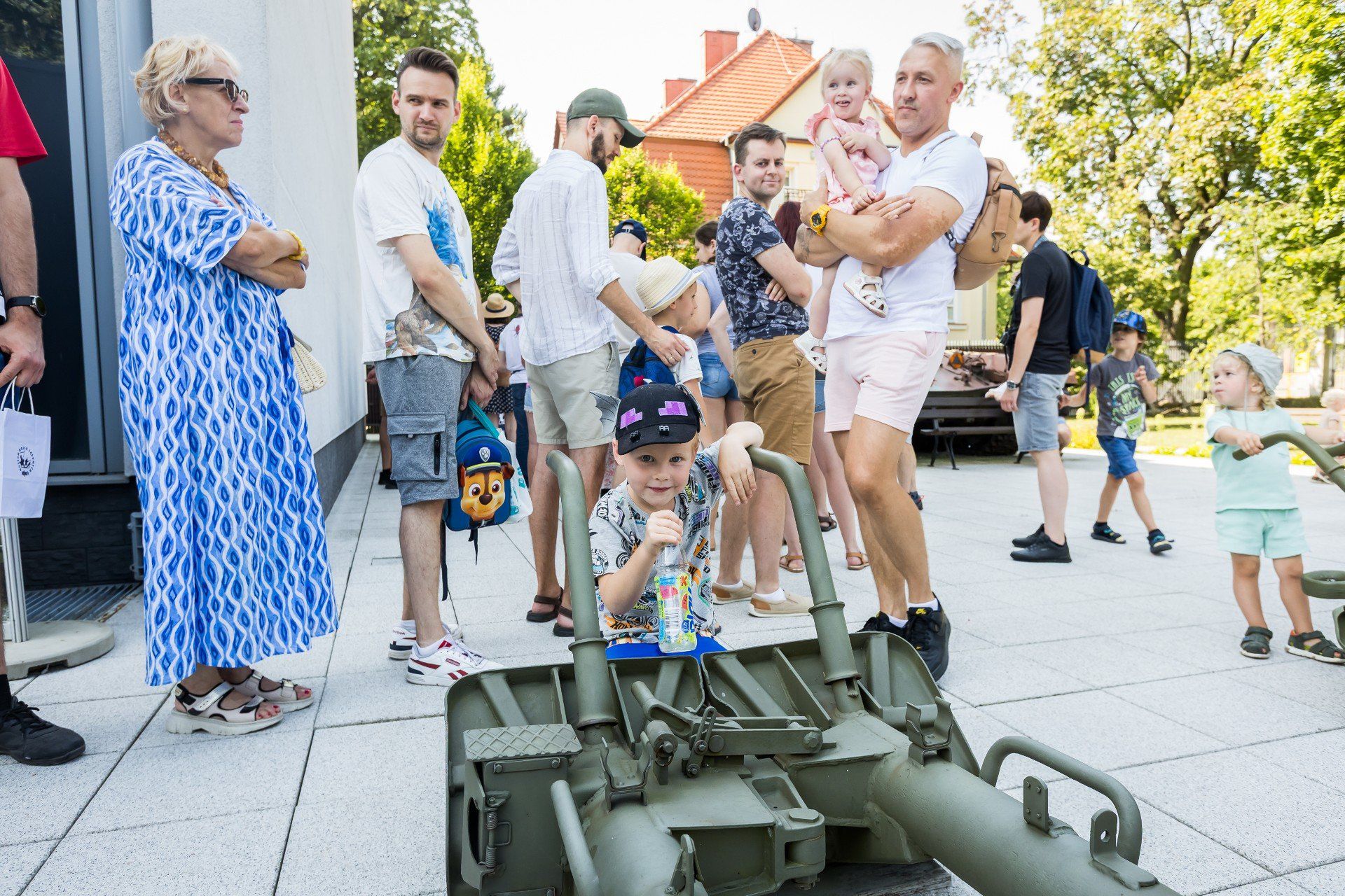 Dzień otwarty w Muzeum Wojsk Lądowych w Bydgoszczy. 15 sierpnia zwiedzających nie brakowało. Tego dnia można było bezpłatnie obejrzeć wystawę stałą &#34;Od Cedyni do Karbali&#34;, a także wejść do czołgu T-72.