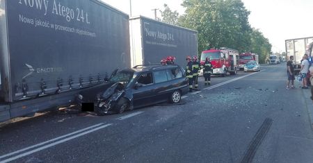 Wypadek na ulicy Opatowskiej. W zdarzeniu udział brały pojazd osobowy oraz 2 pojazdy ciężarowe. Mamy foto.