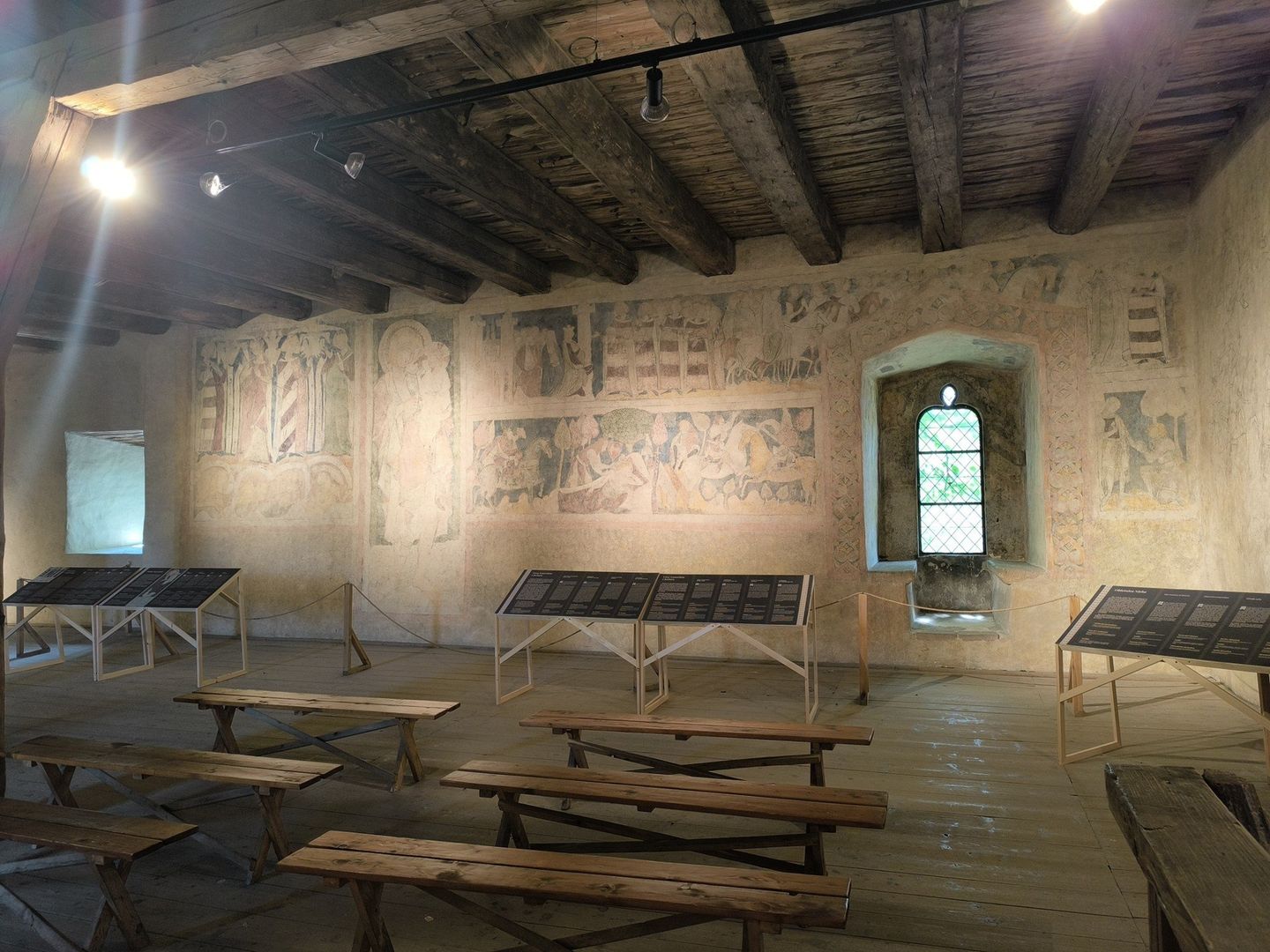 Polichromie siedlęcińskie są jedynymi średniowiecznymi malowidłami w Europie, obrazującymi historię najważniejszego spośród rycerzy Okrągłego Stołu – sir Lancelota z Jeziora – i jego romansu z królową Ginewrą! 