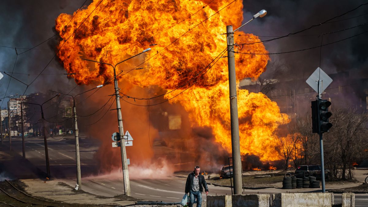 UKRAINE RUSSIA CRISISKHARKIV, UKRAINE -- MARCH 25, 2022: A man walks away from a building that was just hit by Russian bombardment, and caught on fire, in the Moskovskyi district in Kharkiv, Ukraine, Friday, March 25, 2022. (MARCUS YAM / LOS ANGELES TIMES)Marcus Yamrussian, united states, separatist region, escalation, donbas, buildup, ukrainian, america, tension, troop, joe biden, vladimir v. putin, standoff, volodymyr zelensky, border, ukr