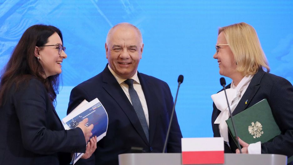 Polsko-ukrai?skie Forum EnergiiFot. Wojciech Olkusnik/East News, Warszawa, 09.05.2022. Konferencja prasowa wicepremia, ministra aktywow panstwowych Jacka Sasina (C), wicepremier Ukrainy, minister gospodarki Juliji Swyrydenko (L) oraz minister klimatu i srodowiska Anny Moskwy  (P) w KPRM.Wojciech Olkusnik