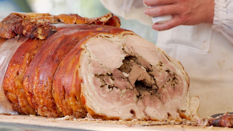 ieczenie porchetty jest czasochłonne, ale nie należy ona do skomplikowanych potraw 

