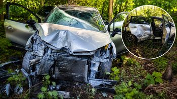 18-latek dachował między drzewami. Prawo jazdy miał od dwóch tygodni