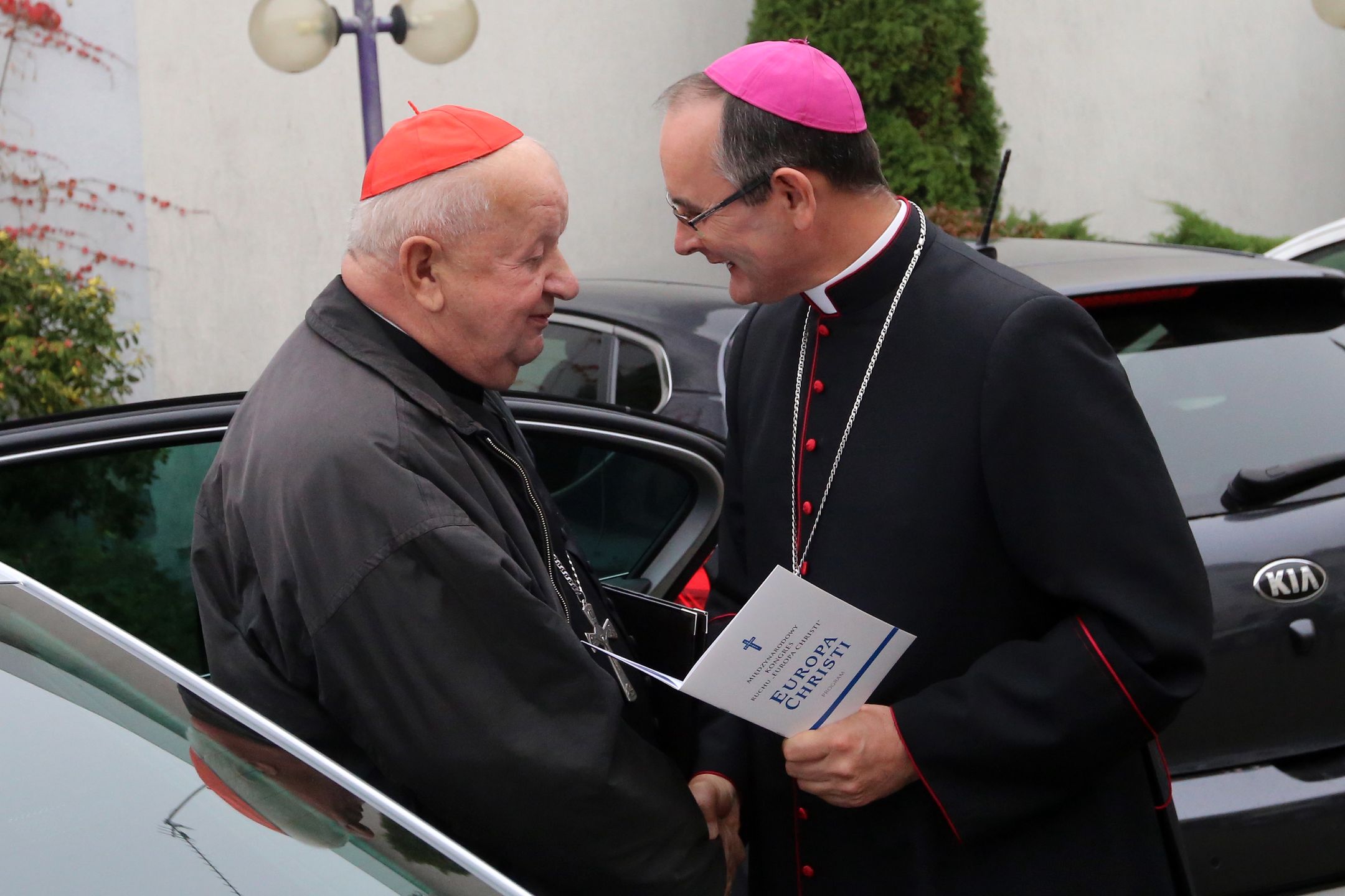 Takim autem porusza się kardynał Dziwisz. Limuzyna robi wrażenie