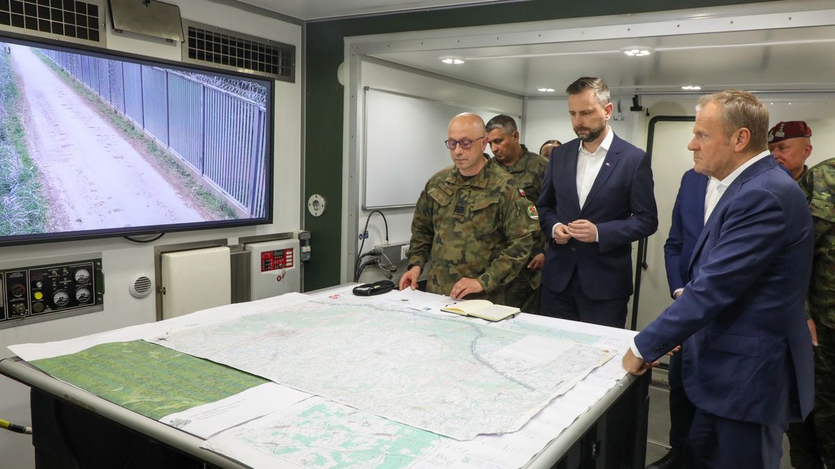 Donald Tusk, W�adys�aw Kosiniak-Kamysz, S�awomir Lidwa
Dubicze Cerkiewne, 29.05.2024. Premier Donald Tusk (P), wicepremier, szef MON W�adys�aw Kosiniak-Kamysz (C) oraz p�k S�awomir Lidwa (L) podczas odprawy z dow�dztwem s�u�b mundurowych w plac�wce Stra�y Granicznej w Dubiczach Cerkiewnych (pow. hajnowski), 29 bm. (mr) PAP/Artur Reszko ***Do tego materia�u zdj�ciowego dost�pna jest r�wnie� depesza w systemie CSI, pt.: Rozpocz�a si� odprawa Tuska, Kosiniaka-Kamysza i Siemoniaka z dow�dztwem s�u�b mundurowych***
Artur Reszko
granica pa�stwa, ochrona granic, odprawa, politycy, polityka, wizyta premiera