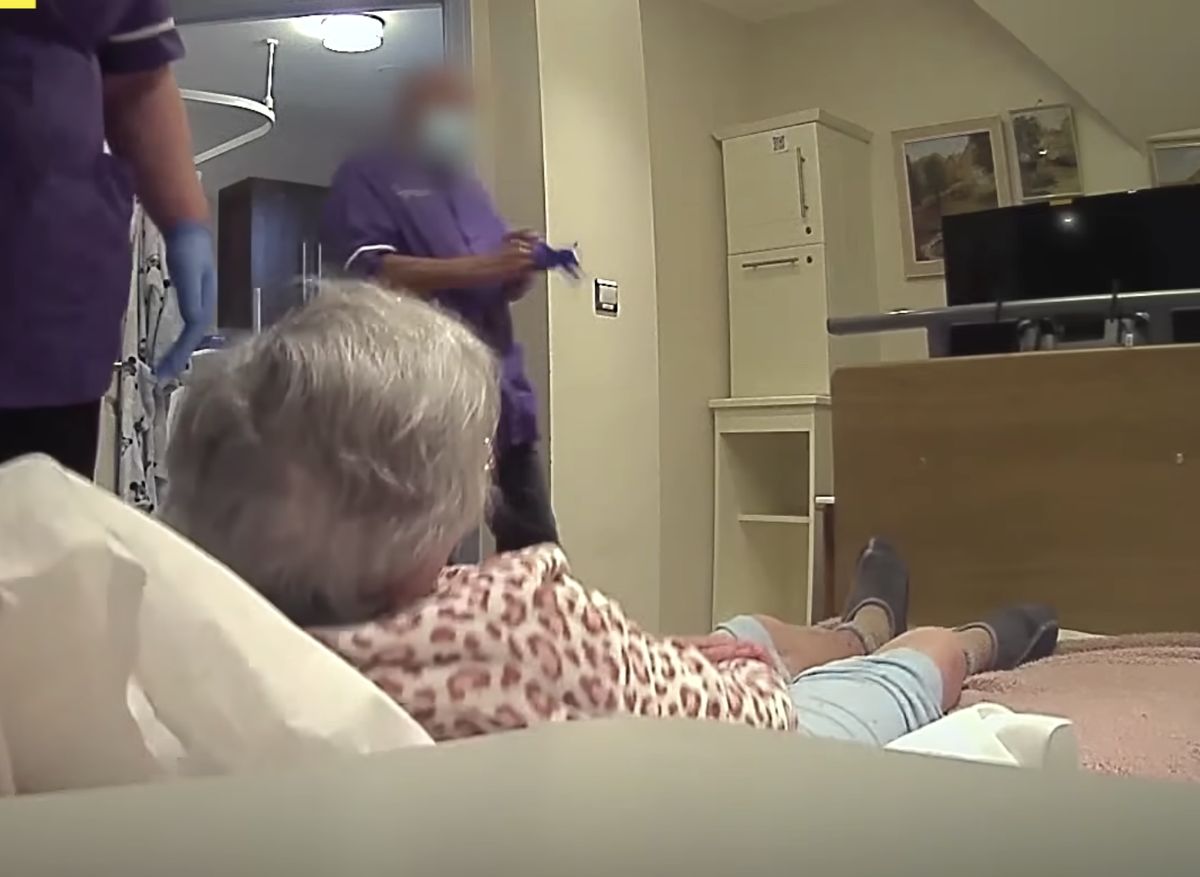 Na filmach, które syn Ann King nagrał tajną kamerą, widać rażący brak opiekunów w postępowaniu wobec chorej na demencję kobiety