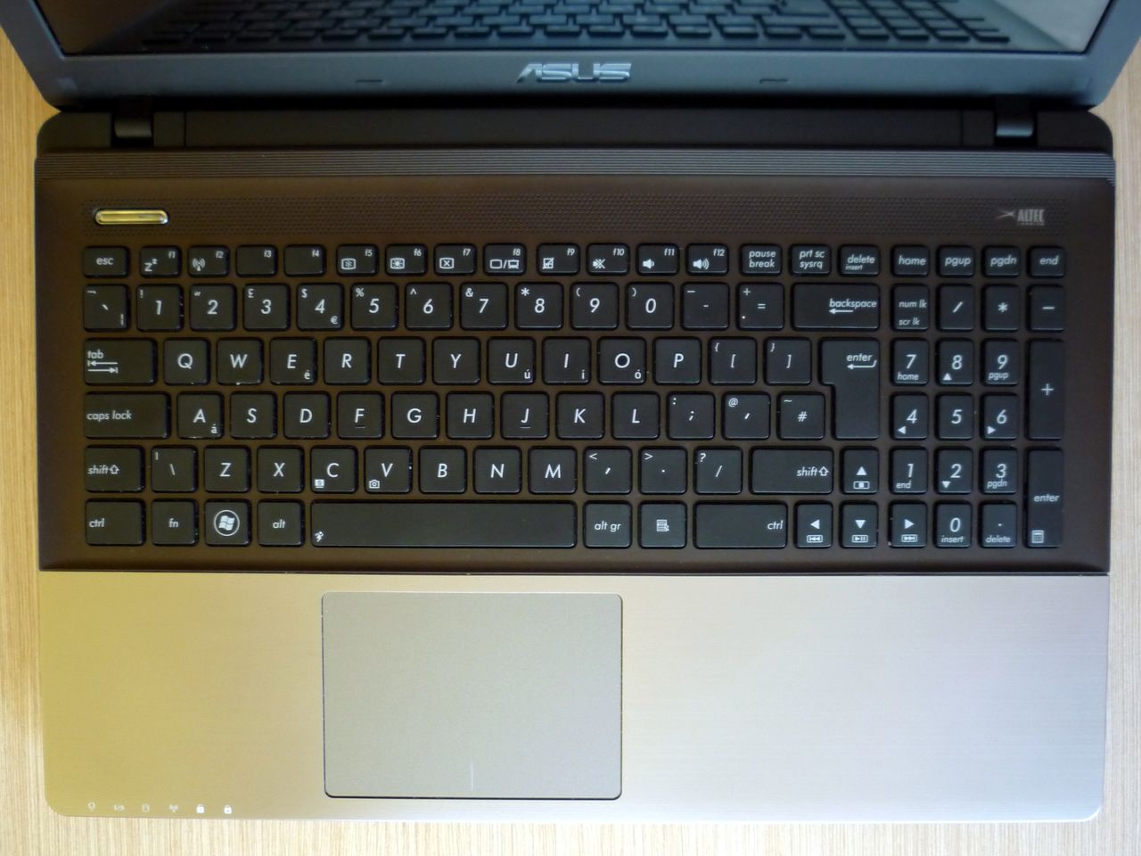 Asus K55 - klawiatura i touchpad