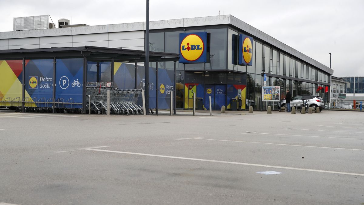 An empty parking space in front of the Lidl store in Zagreb, Croatia, 24 January 2025. The Independent Croatian Trade Unions (NHS) have voiced support for the citizens' call, initiated on social media, to boycott stores on 24 January in protest against the rising food prices in the Balkan country. EPA/ANTONIO BAT Dostawca: PAP/EPA.