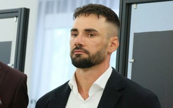 Policja wyprowadziła go z domu w kajdankach. "To była trauma"