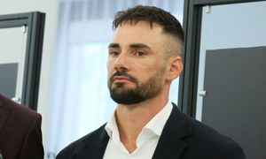 Policja wyprowadziła go z domu w kajdankach. "To była trauma"