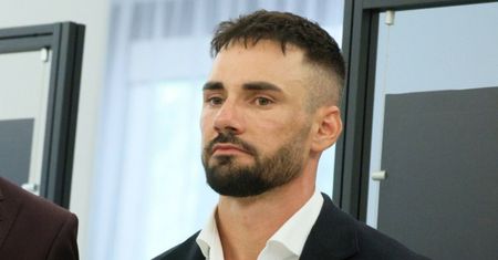 Policja wyprowadziła go z domu w kajdankach. Tak o tym opowiadał