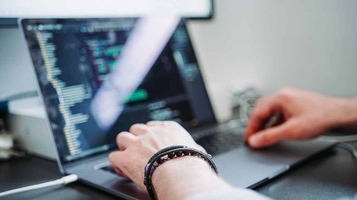 Programista podczas pracy przy komputerze