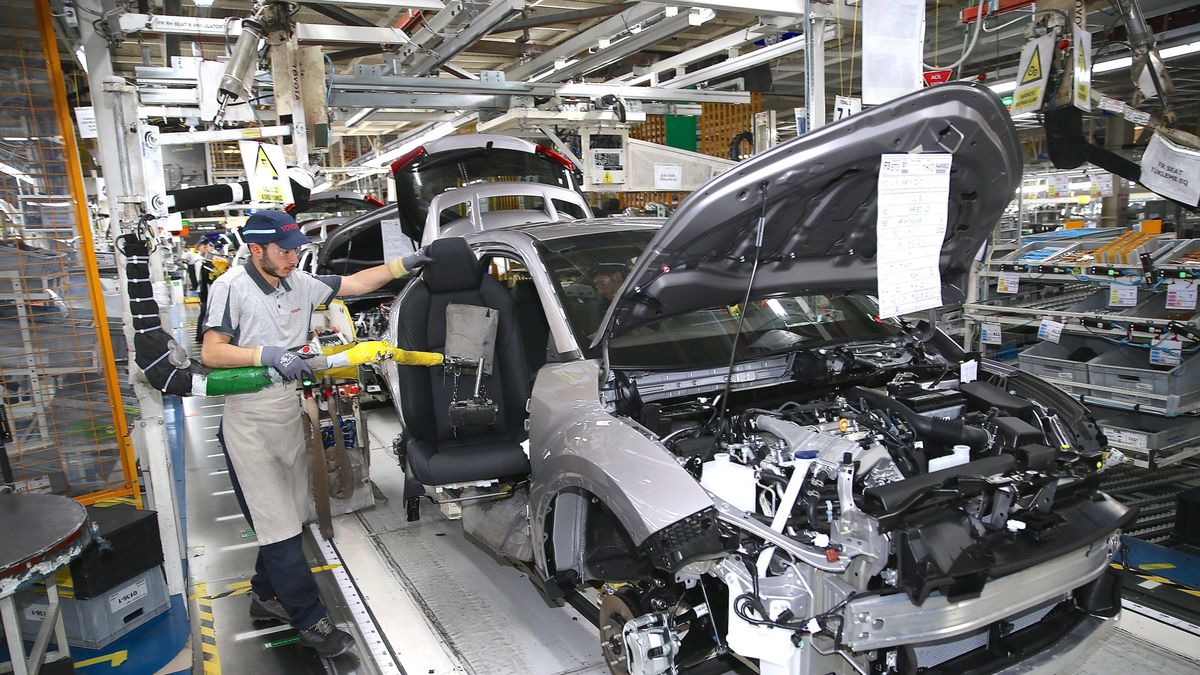 First crossover and hybrid vehicle Toyota C-HR in Turkey
SAKARYA, TURKEY - APRIL 19: Men work at Toyota Turkey Factory in Arifiye district of Sakarya, Turkey on April 19, 2017. First crossover and hybrid vehicle Toyota C-HR is manufactured and exported with Corolla and Verso models to Europe, North America, North and South Africa, Middle East, Middle Asia and 97 countries in Caucasus. Ibrahim Yozoglu / Anadolu Agency 
Dostawca: PAP/Abaca
AA/ABACA
fabryka, hybryda, przemys� motoryzacyjny, toyota