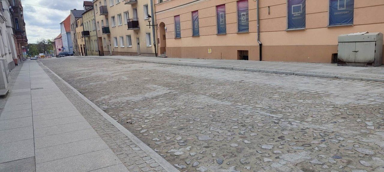 Sławomir C. trzykrotnie celowo strzelił w głowę kota z wiatrówki i uszkodził mu mózg. Do wydarzeń doszło na starówce w Chełmnie, przy ul. Wodnej. Nie pomogła apelacja prokuratury: Sąd Okręgowy w Toruniu podtrzymał w mocy wyrok, skazujący mężczyznę za zabicie zwierzęcia tylko na dwa miesiące więzienia.