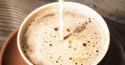 Pijesz kawę z mlekiem? Oto jak naprawdę wpływa na twój organizm