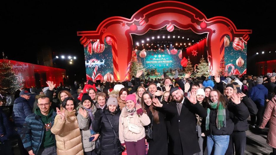 Tłum na placu Wolności. Koncert będzie transmitowany na żywo przez Polsat