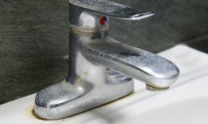 Jak usunąć kamień z kranu? Poznaj najlepsze i sprawdzone domowe triki