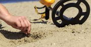 Chodzi po plażach z wykrywaczem metalu. Zdradził, ile zarabia