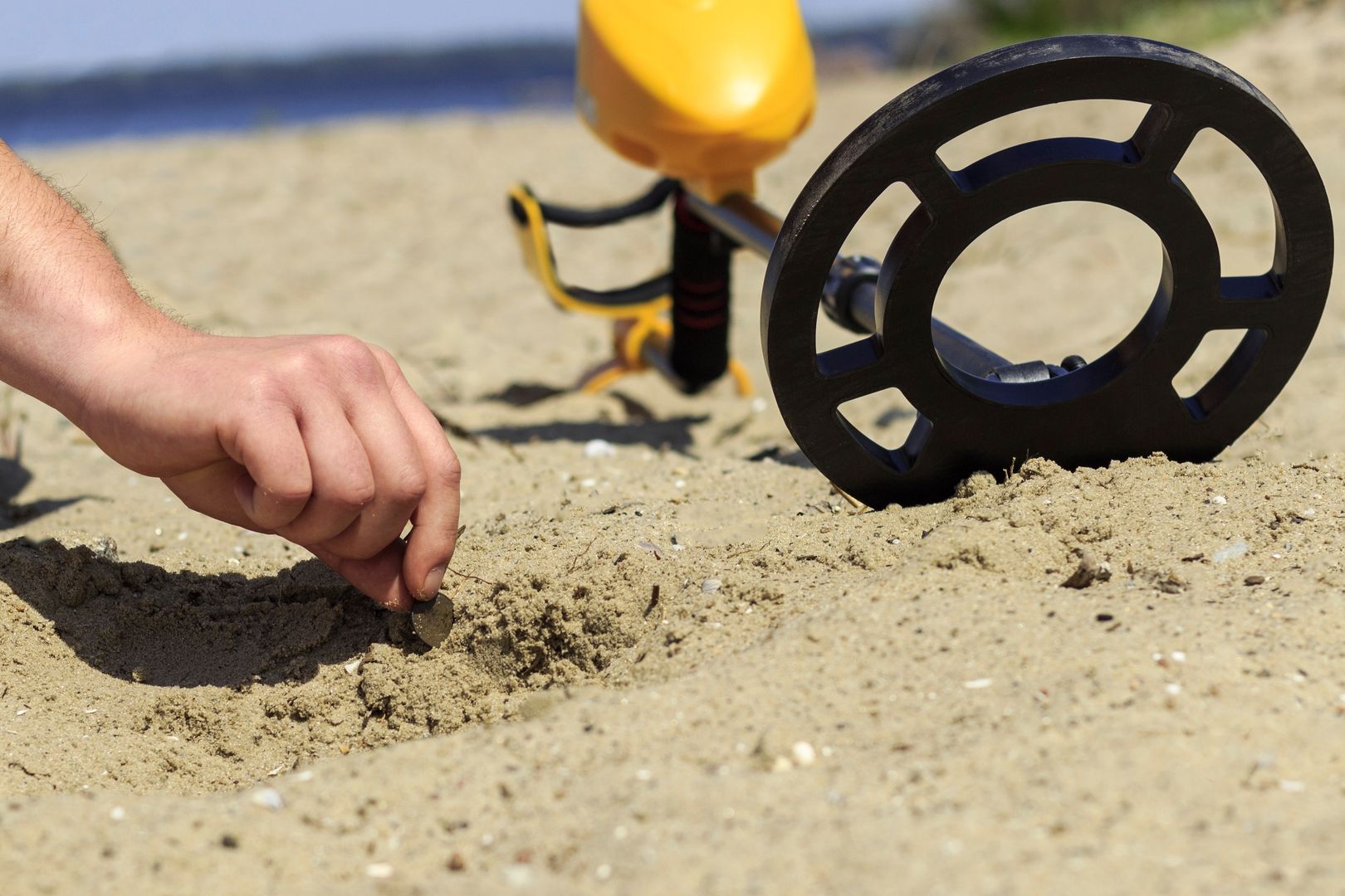 Chodzi po plażach z wykrywaczem metalu. Zdradził, ile zarabia